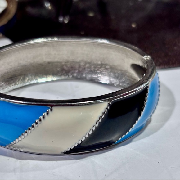 Blue and white enamel striped bangle bracelet #boho #retro
EUC - Picture 2 of 5